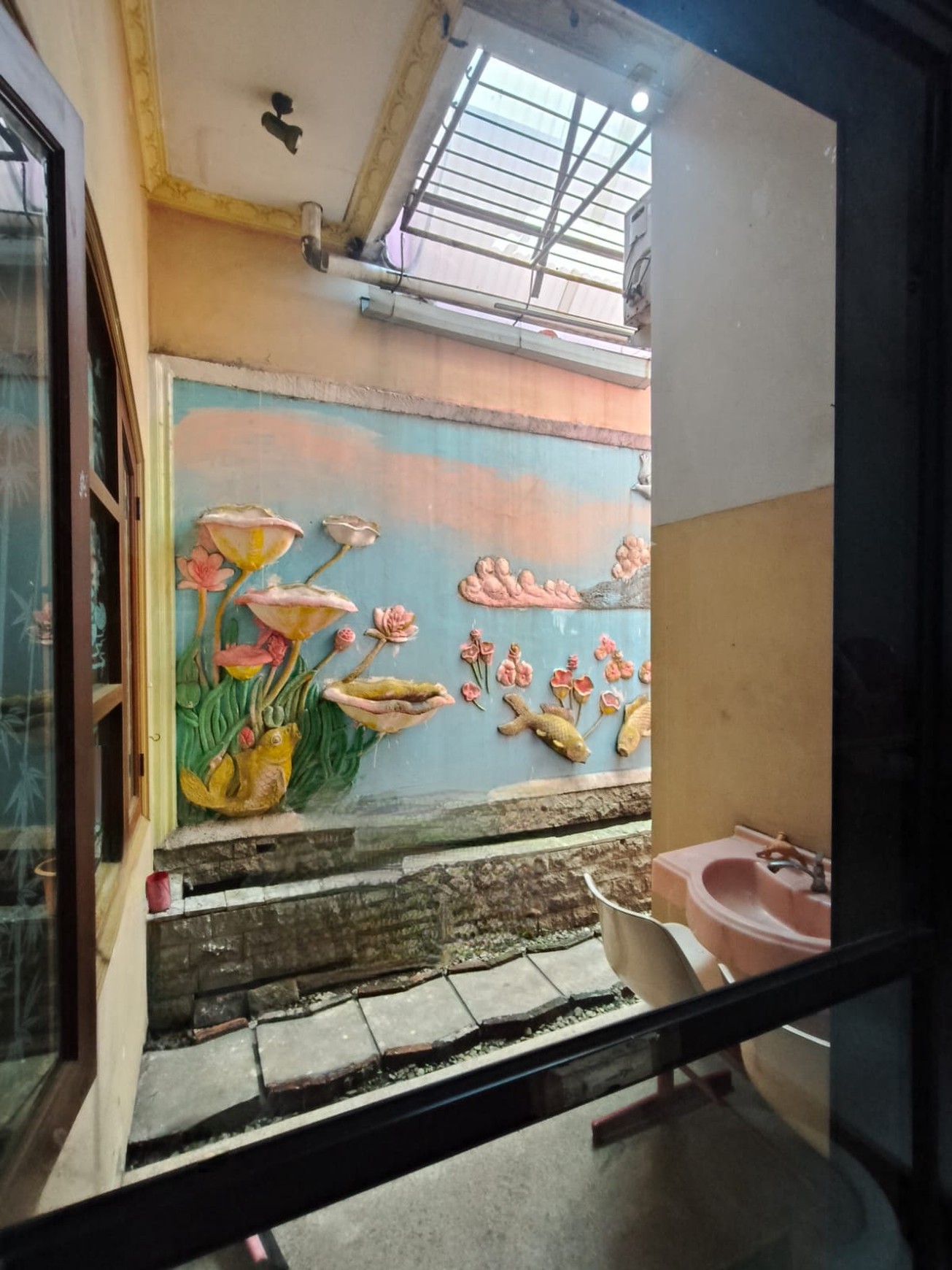 Rumah luas dengan desain klasik di Kayu Putih Selatan, dilengkapi kolam renang.