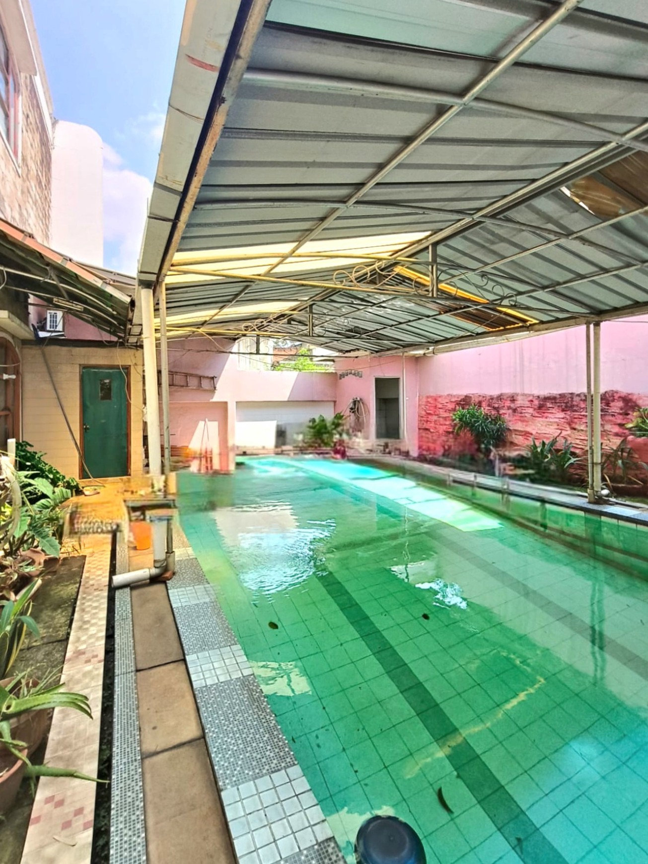Rumah luas dengan desain klasik di Kayu Putih Selatan, dilengkapi kolam renang.