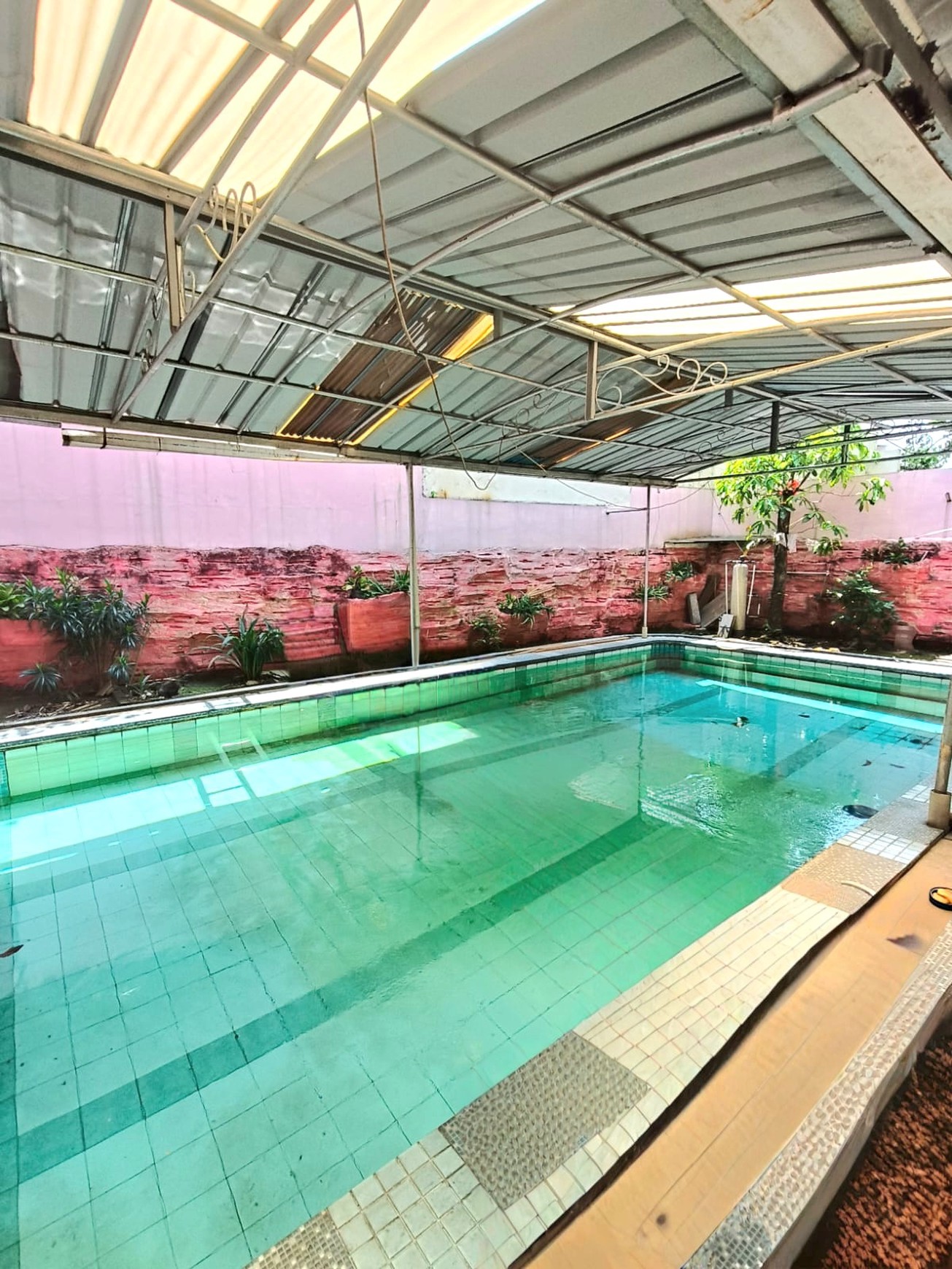 Rumah luas dengan desain klasik di Kayu Putih Selatan, dilengkapi kolam renang.