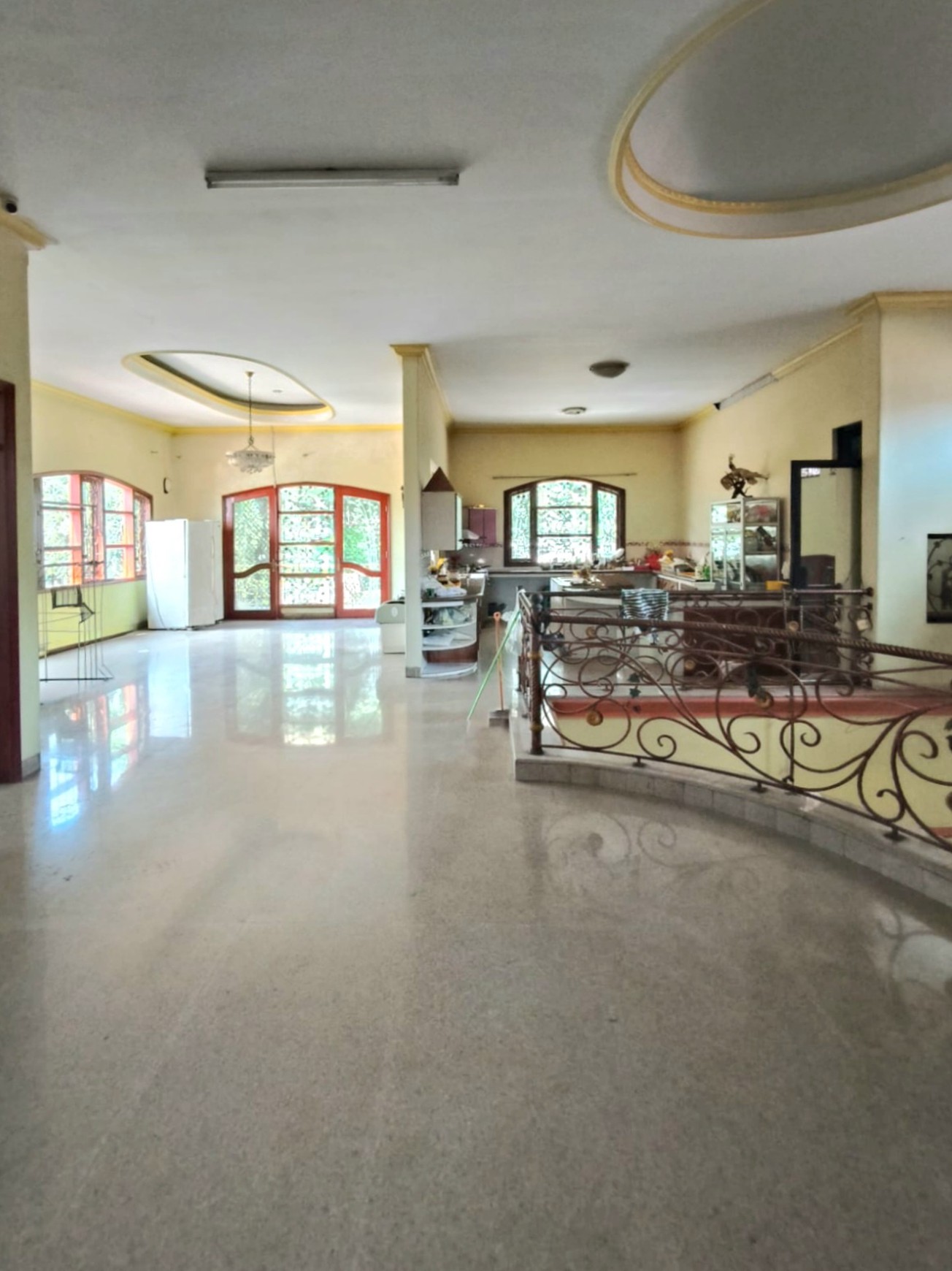 Rumah luas dengan desain klasik di Kayu Putih Selatan, dilengkapi kolam renang.