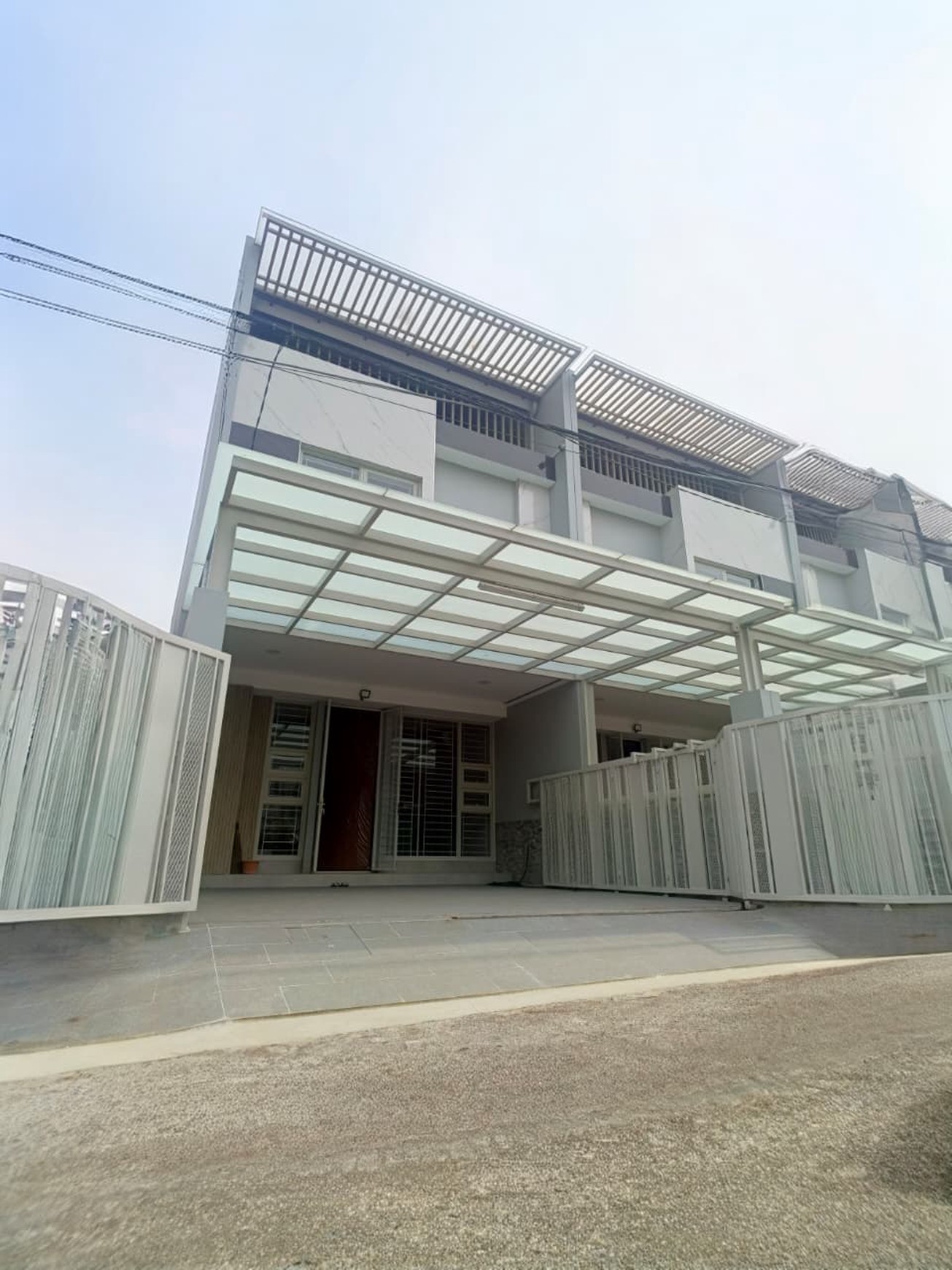 Jual cepat Rumah Baru Semi Furnished + Rooftop Di  Radio Dalam Jakarta Selatan