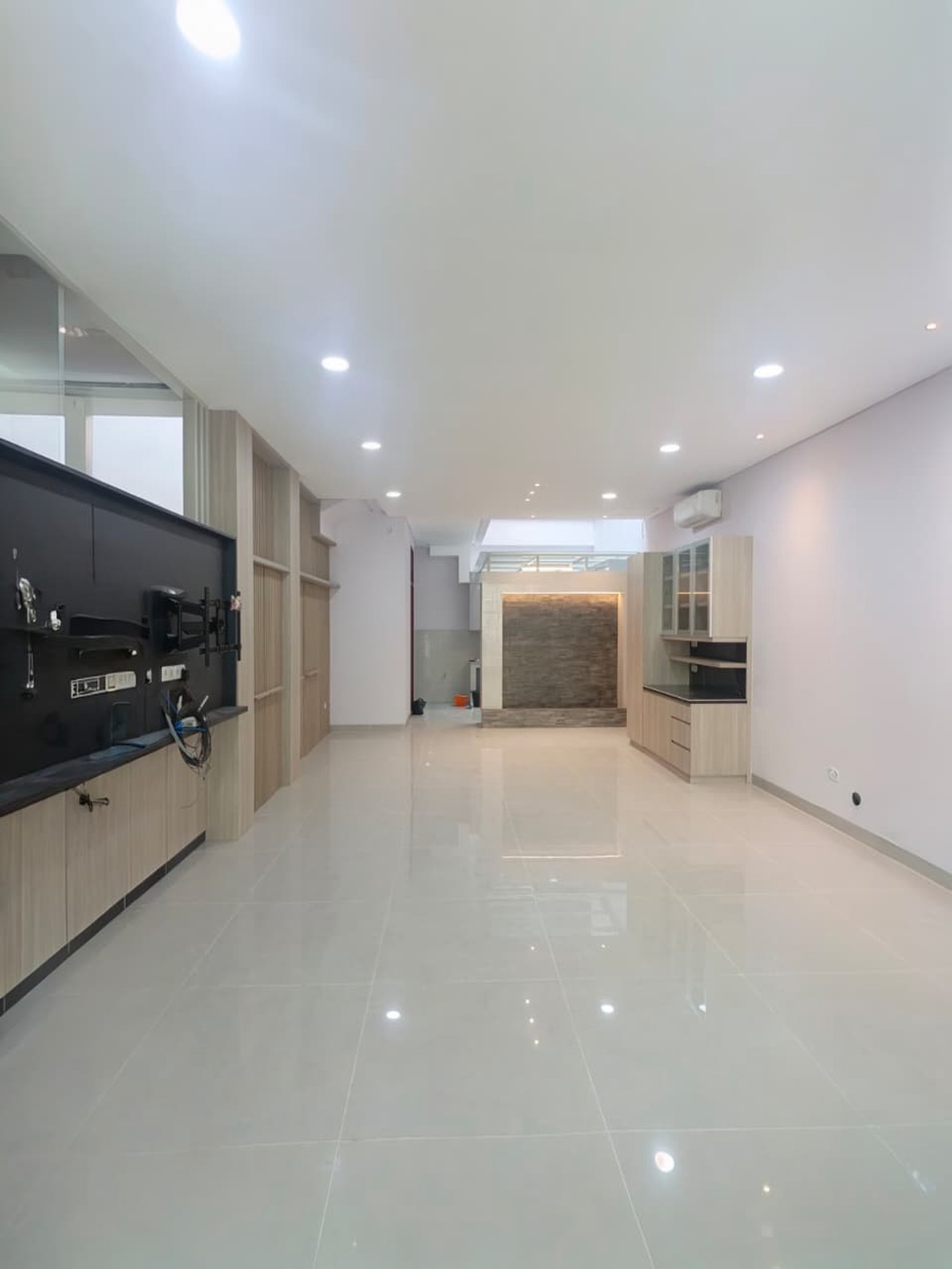 Jual cepat Rumah Baru Semi Furnished + Rooftop Di  Radio Dalam Jakarta Selatan