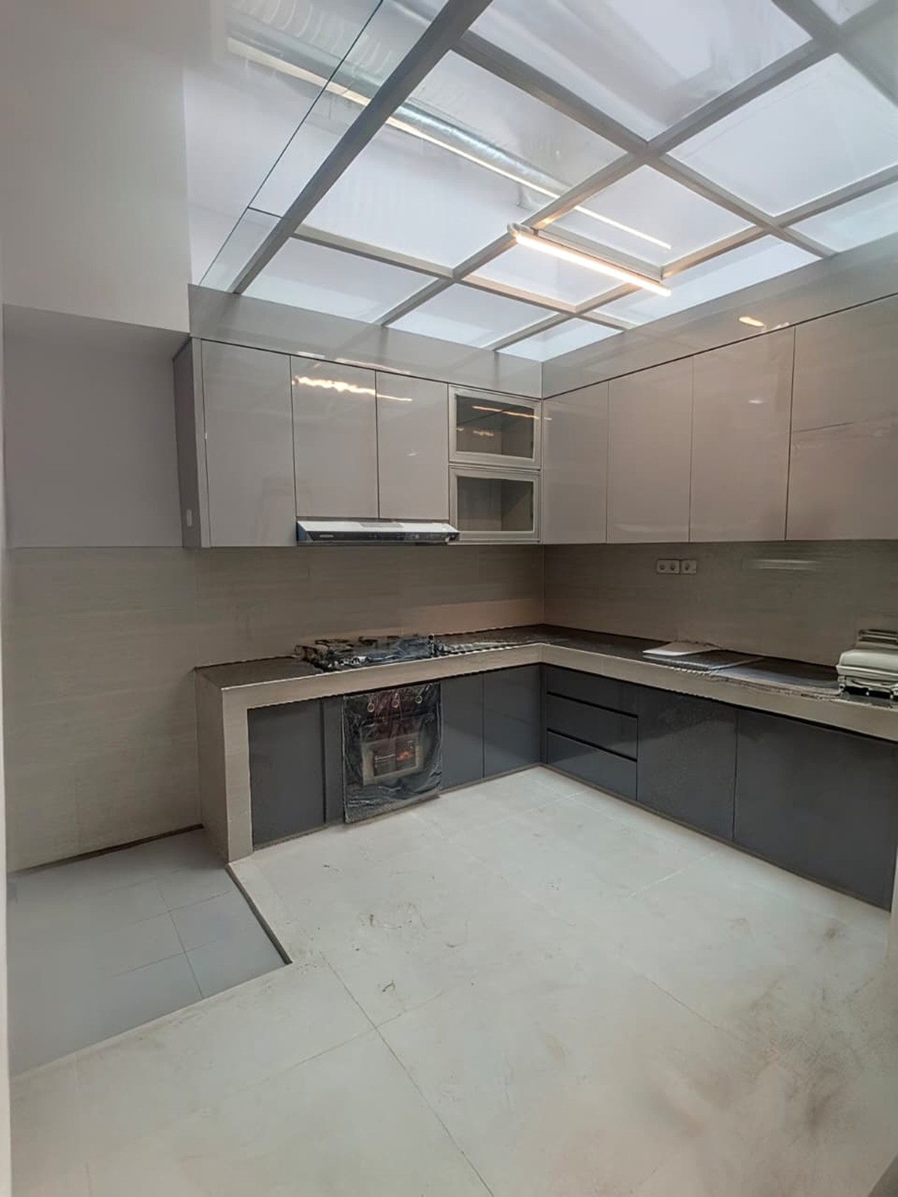 Jual cepat Rumah Baru Semi Furnished + Rooftop Di  Radio Dalam Jakarta Selatan