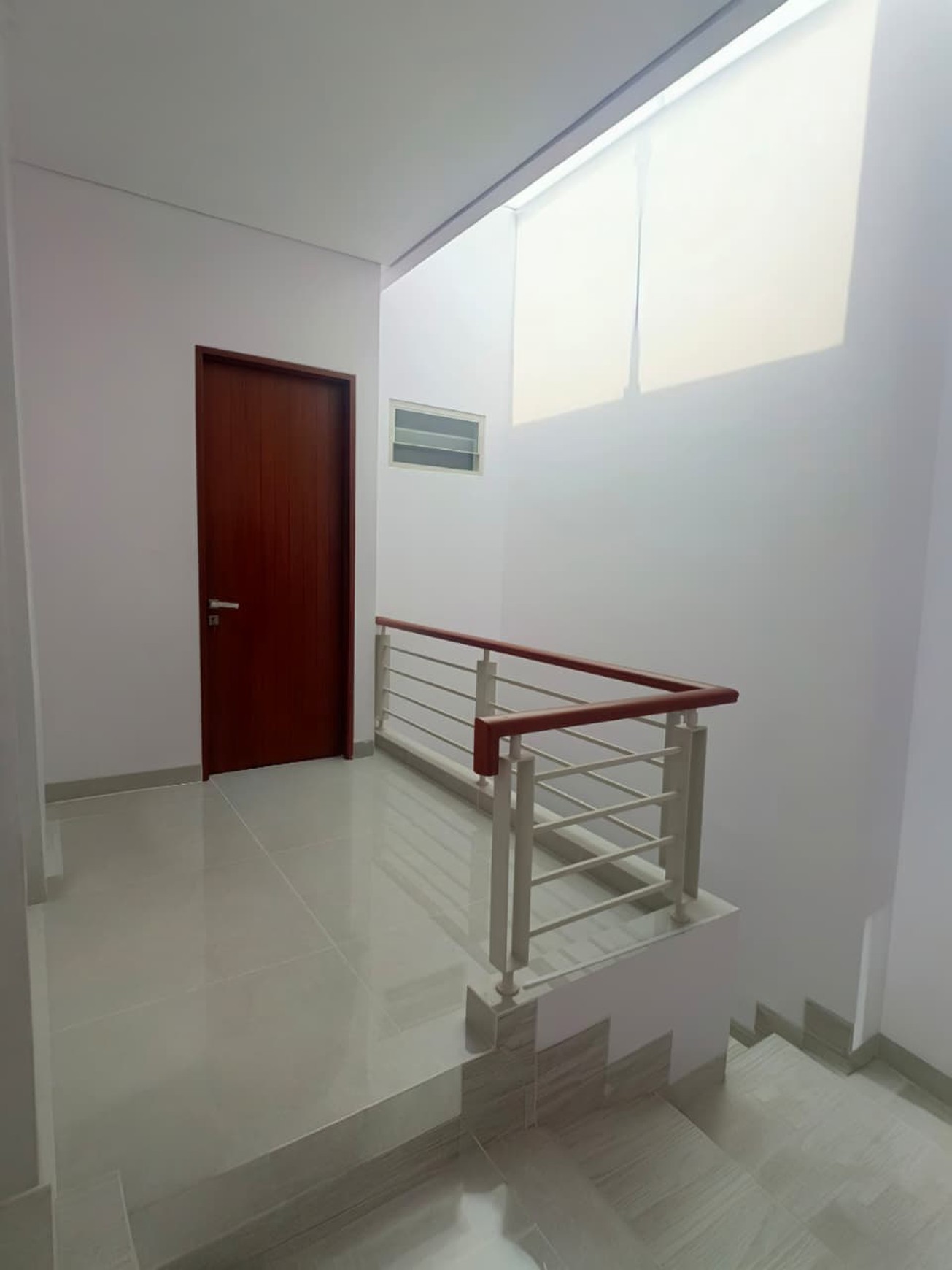 Jual cepat Rumah Baru Semi Furnished + Rooftop Di  Radio Dalam Jakarta Selatan