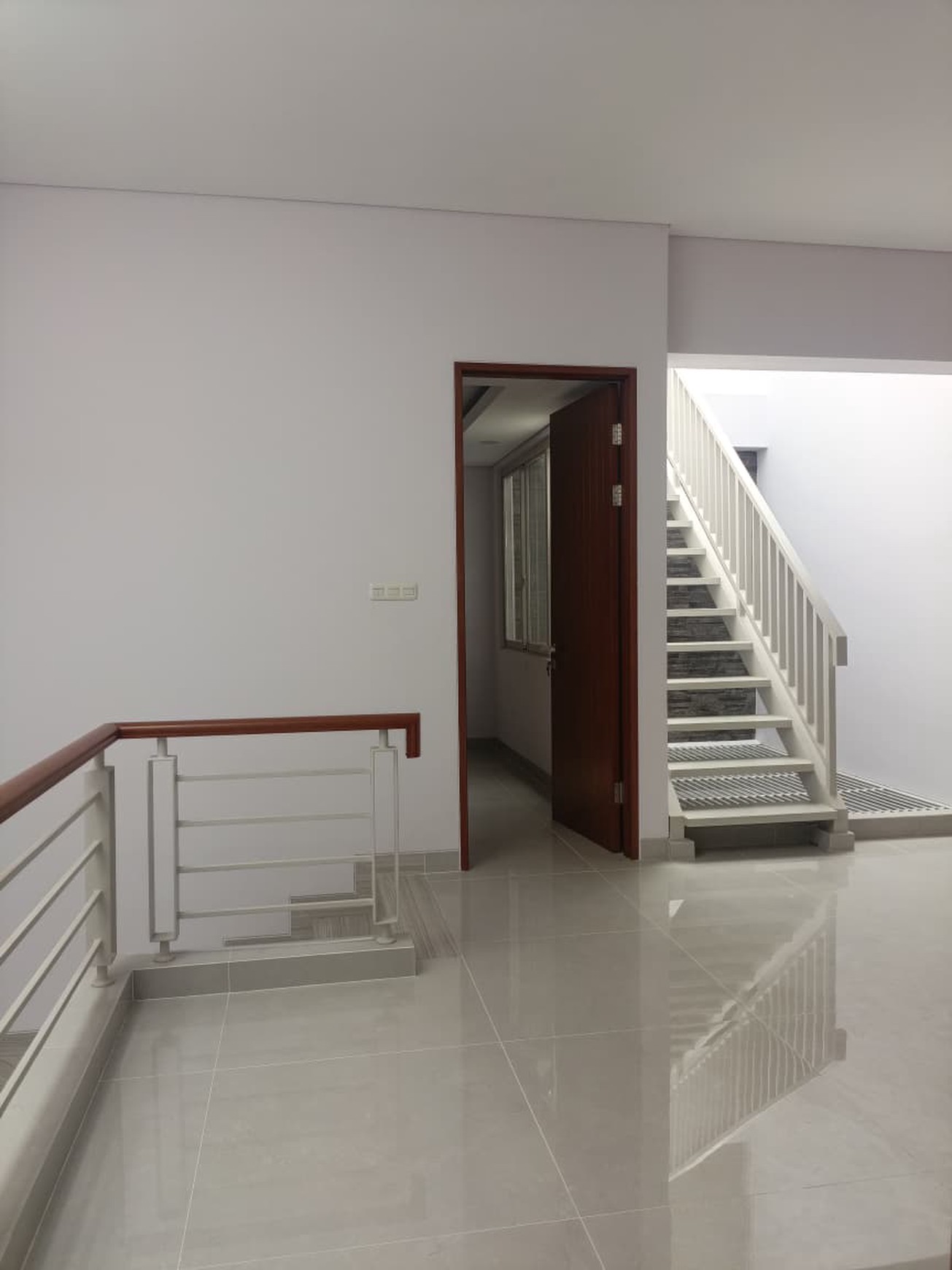 Jual cepat Rumah Baru Semi Furnished + Rooftop Di  Radio Dalam Jakarta Selatan