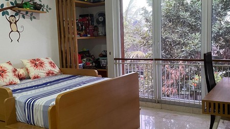 Rumah dengan pool dan halaman luas di kawasan Berlian, Cilandak Barat