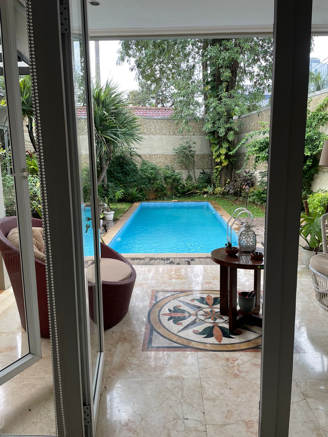 Rumah dengan pool dan halaman luas di kawasan Berlian, Cilandak Barat