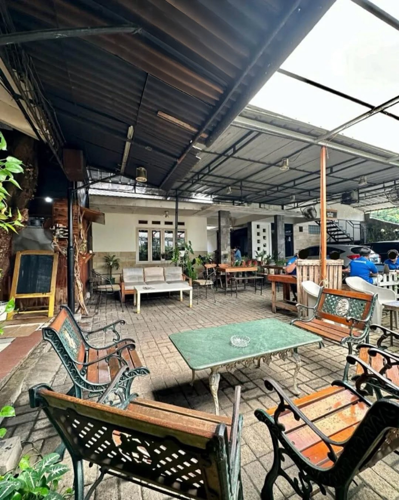 Rumah dengan Lahan Luas Dijual di Pondok Pinang Kebayoran Lama Jaksel