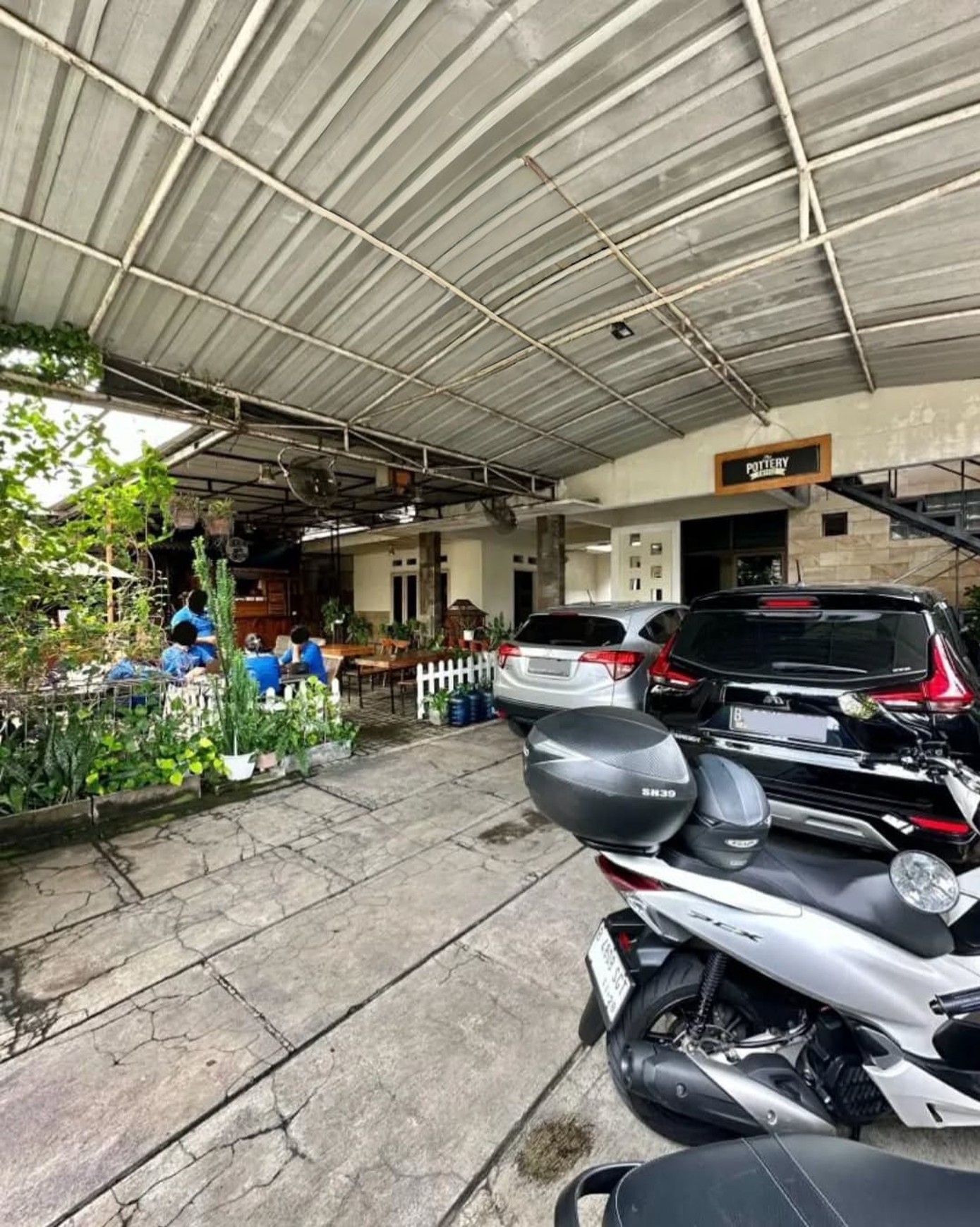Rumah dengan Lahan Luas Dijual di Pondok Pinang Kebayoran Lama Jaksel