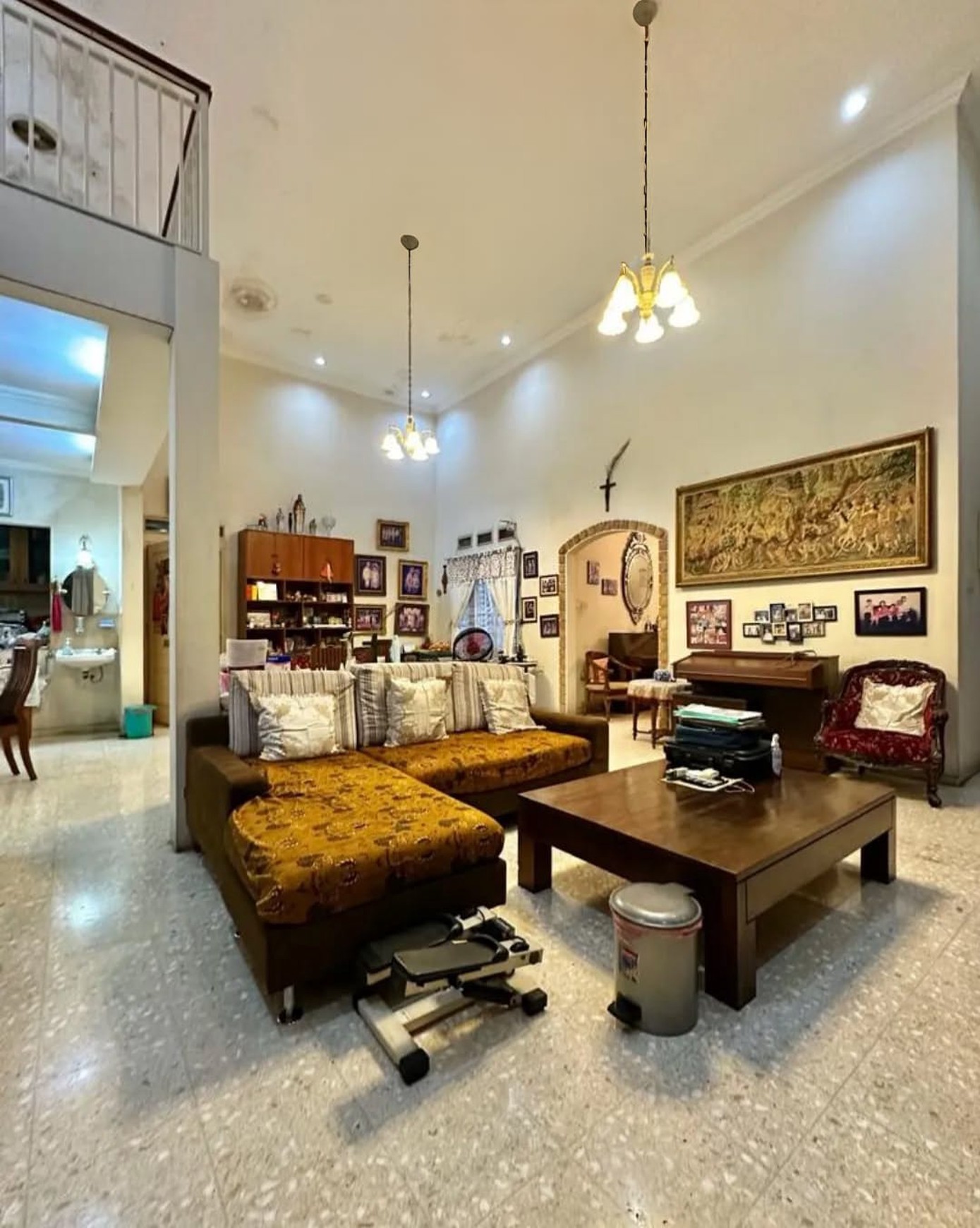 Rumah dengan Lahan Luas Dijual di Pondok Pinang Kebayoran Lama Jaksel