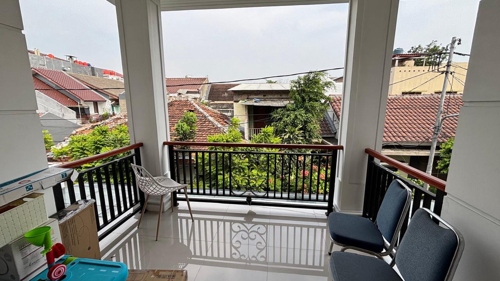 Rumah 2 Lantai Disewakan Lokasi Strategis di Tebet Timur Dalam - 5KT, Semi Furnish, Carport 2