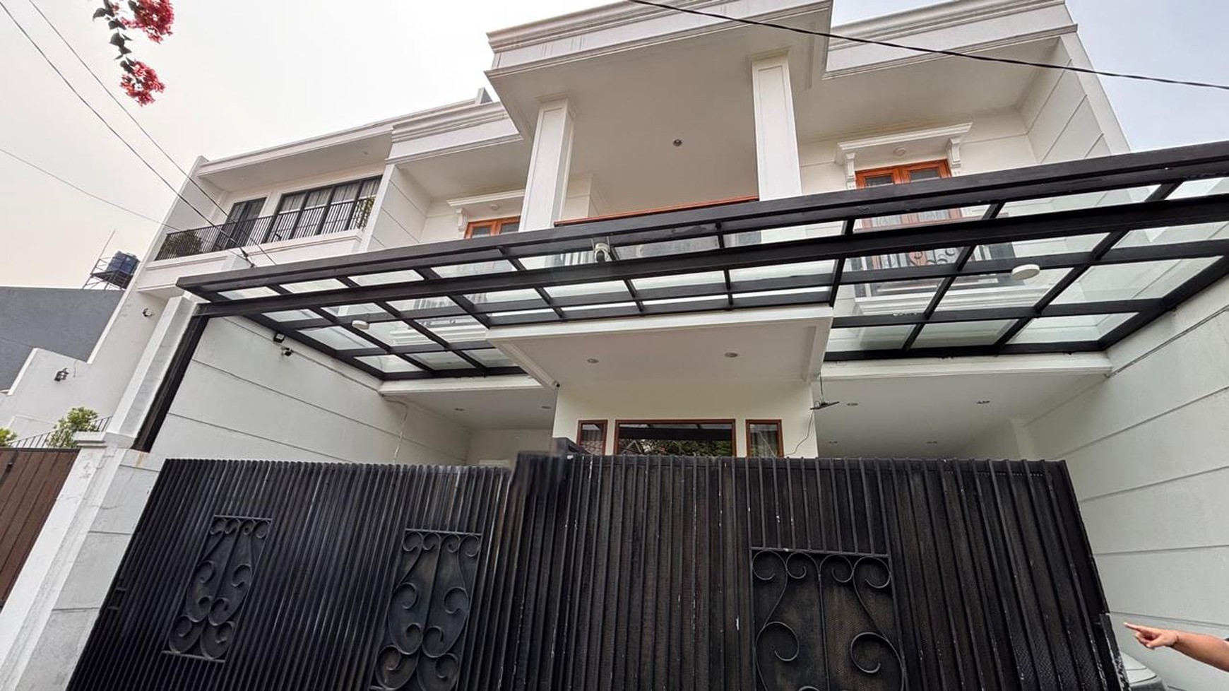 Rumah 2 Lantai Disewakan Lokasi Strategis di Tebet Timur Dalam - 5KT, Semi Furnish, Carport 2