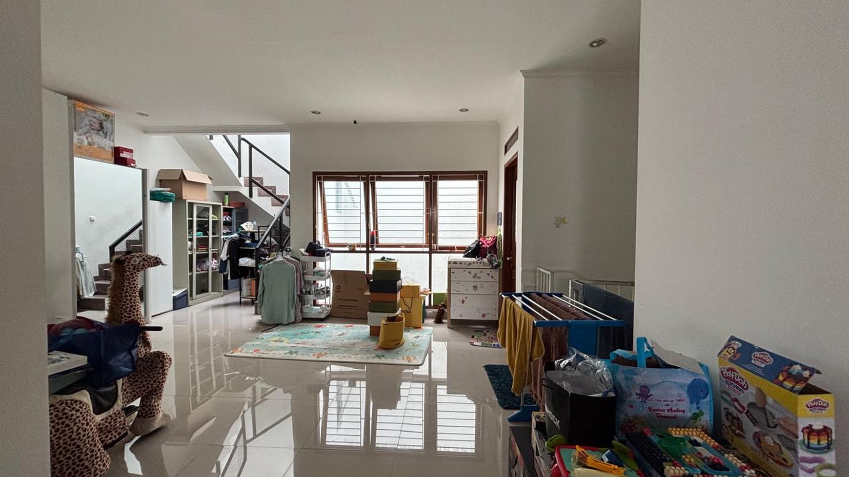 Rumah 2 Lantai Disewakan Lokasi Strategis di Tebet Timur Dalam - 5KT, Semi Furnish, Carport 2