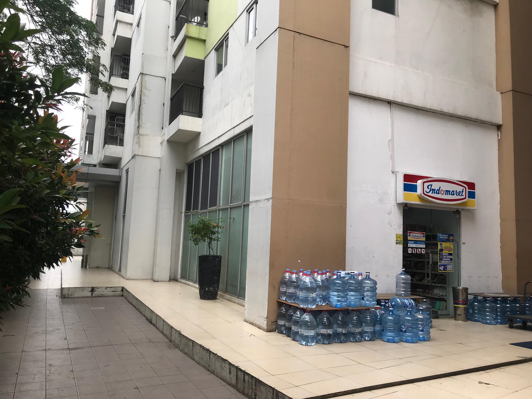Ruang Usaha Di Lobby Utama Apartemen The Wave, Setiabudi, Jakarta Selatan