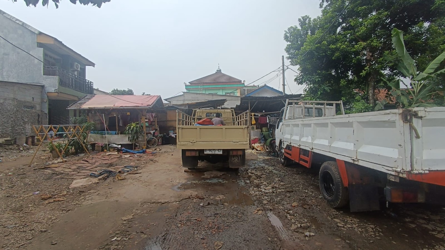 Kavling row Jalan besar  Jl. Haji Saran (Jalan penghubung antara Rawa Buntu Raya & kencana Loka)