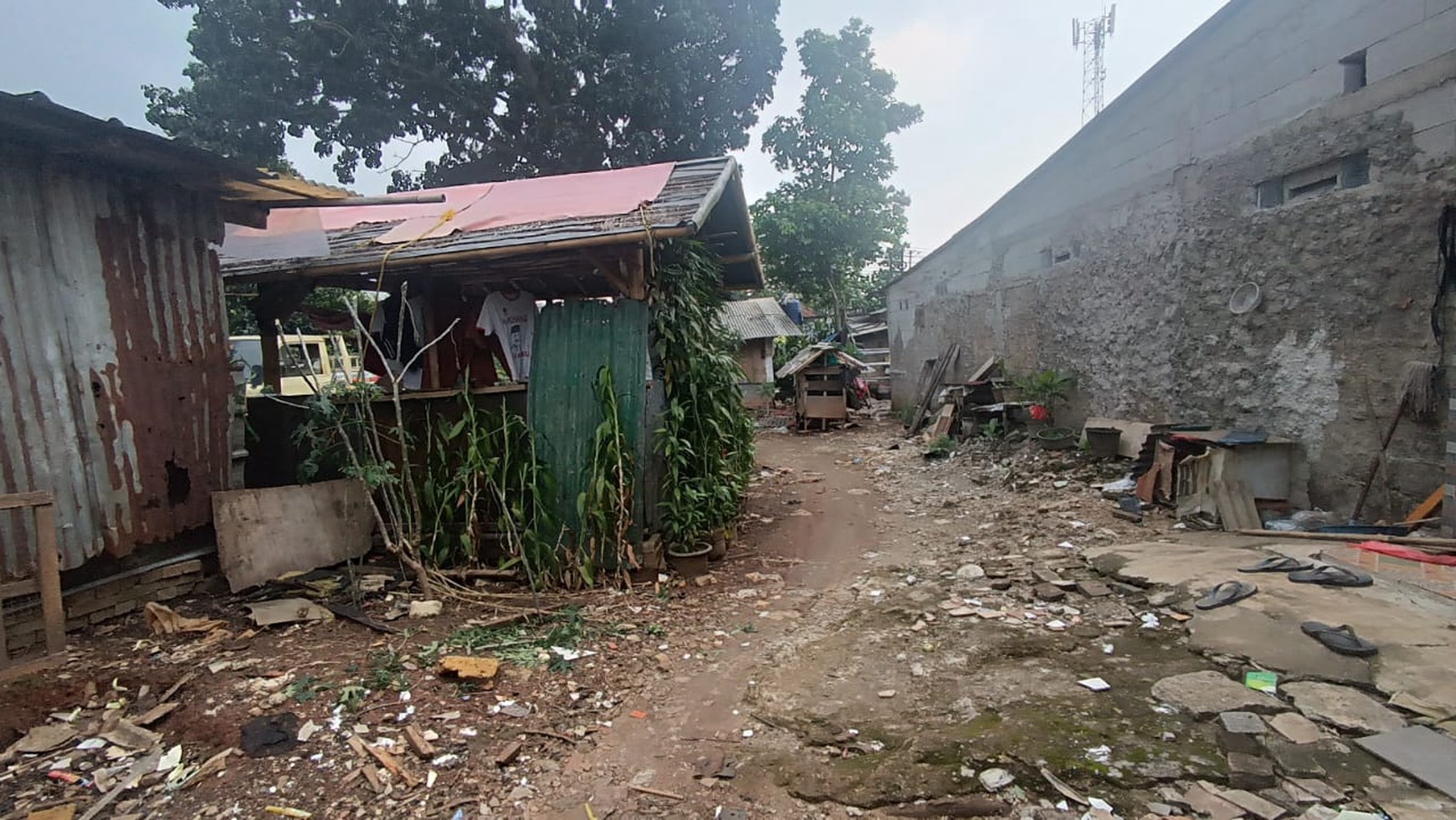 Kavling row Jalan besar  Jl. Haji Saran (Jalan penghubung antara Rawa Buntu Raya & kencana Loka)