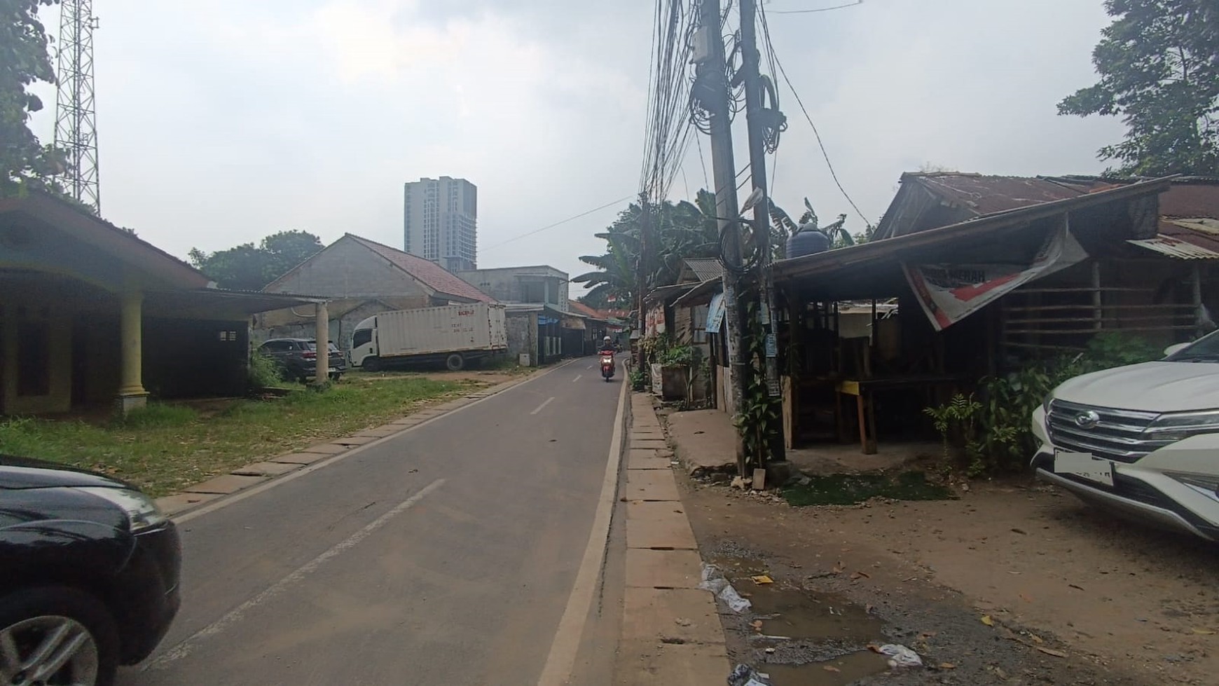 Kavling row Jalan besar  Jl. Haji Saran (Jalan penghubung antara Rawa Buntu Raya & kencana Loka)