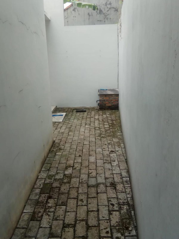 Rumah dengan Halaman Luas Di Perumahan Rancho Indah Jakarta Selatan