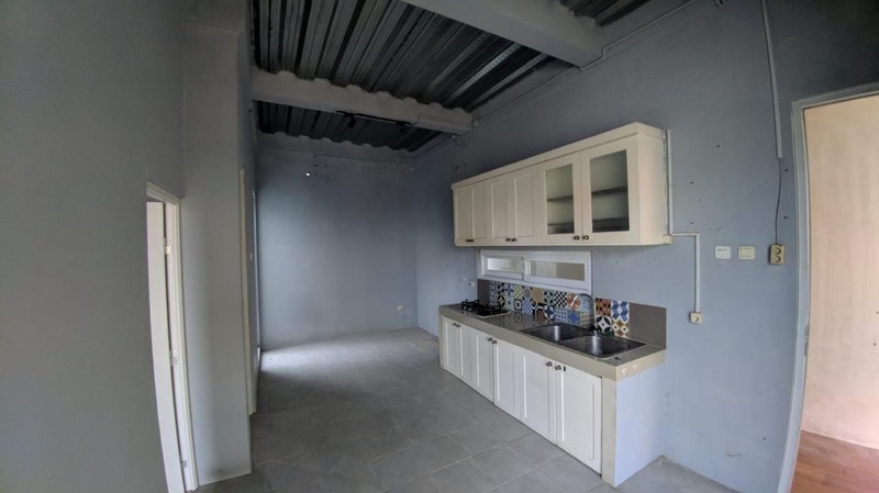 Rumah dengan Halaman Luas Di Perumahan Rancho Indah Jakarta Selatan