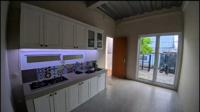 Rumah dengan Halaman Luas Di Perumahan Rancho Indah Jakarta Selatan