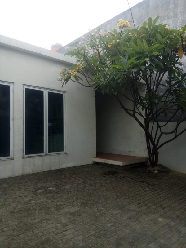 Rumah dengan Halaman Luas Di Perumahan Rancho Indah Jakarta Selatan