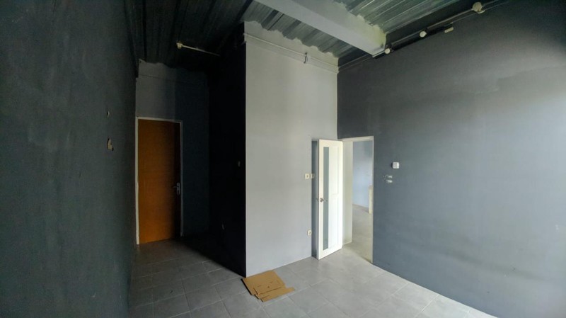 Rumah dengan Halaman Luas Di Perumahan Rancho Indah Jakarta Selatan