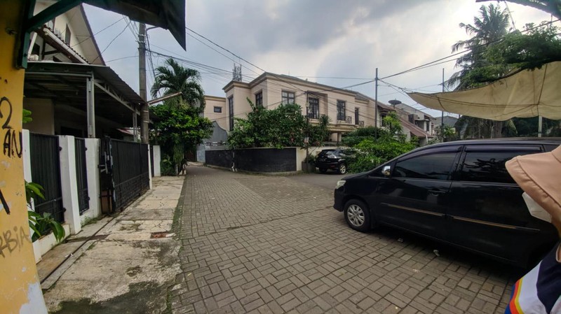 Rumah dengan Halaman Luas Di Perumahan Rancho Indah Jakarta Selatan