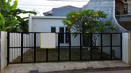 Rumah dengan Halaman Luas Di Perumahan Rancho Indah Jakarta Selatan
