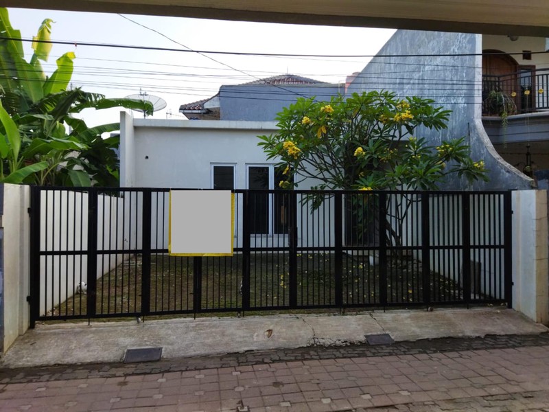 Rumah dengan Halaman Luas Di Perumahan Rancho Indah Jakarta Selatan