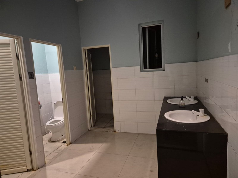 Gedung Commercial 4 lantai di Kota Harapan Indah Bekasi