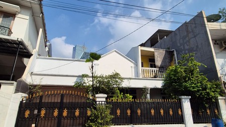 Dijual rumah lama terawat bebas banjir , lokasi bagus dibelakang Setiabudi One cocok untuk hunian atau kos2an