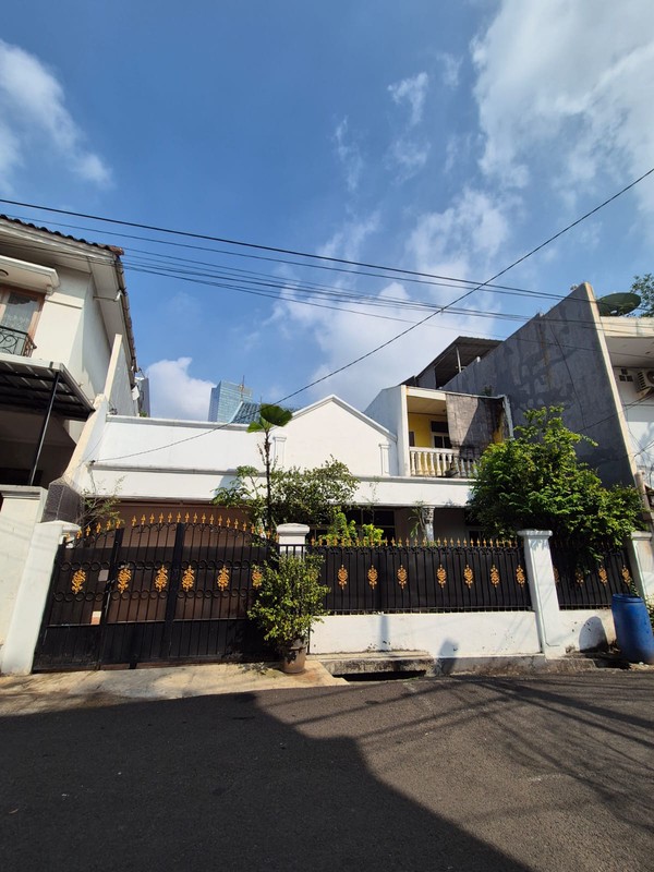 Dijual rumah lama terawat bebas banjir , lokasi bagus dibelakang Setiabudi One cocok untuk hunian atau kos2an