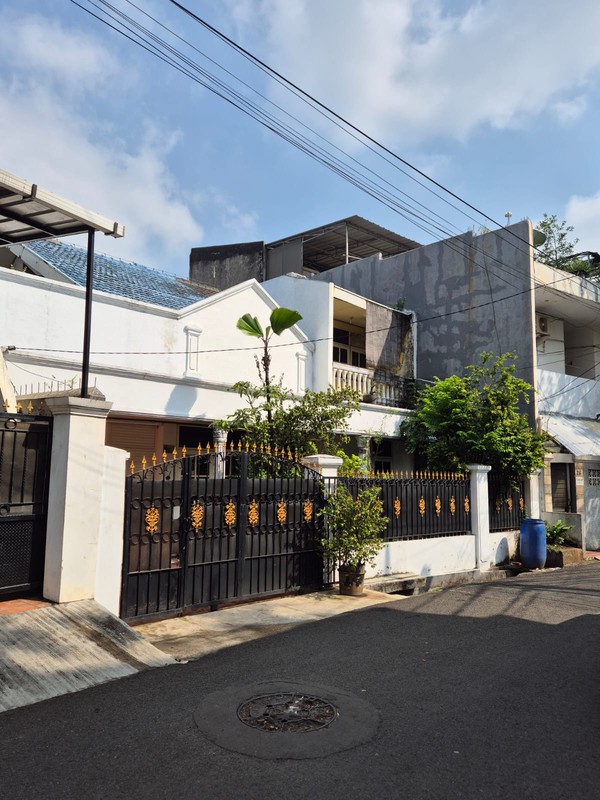 Dijual rumah lama terawat bebas banjir , lokasi bagus dibelakang Setiabudi One cocok untuk hunian atau kos2an