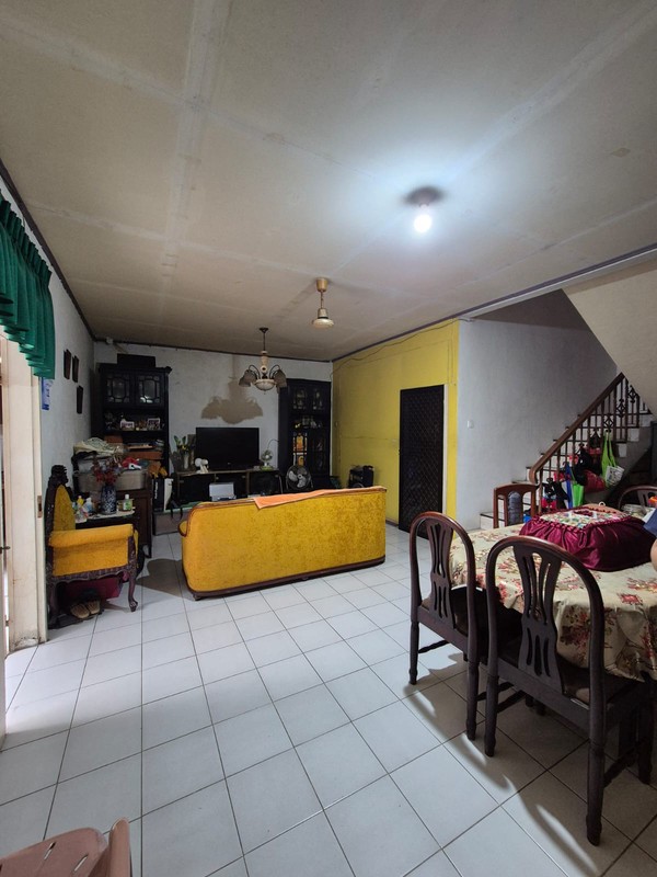 Dijual rumah lama terawat bebas banjir , lokasi bagus dibelakang Setiabudi One cocok untuk hunian atau kos2an