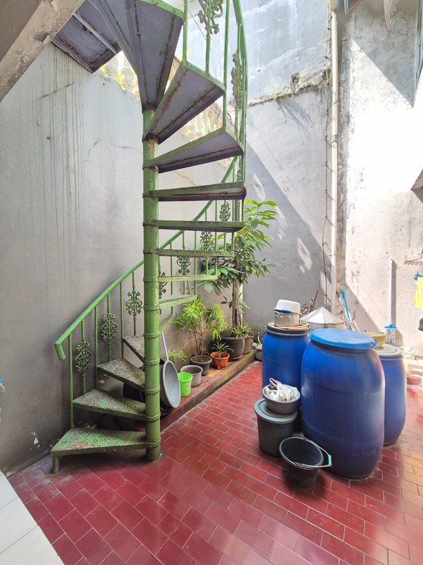 Dijual rumah lama terawat bebas banjir , lokasi bagus dibelakang Setiabudi One cocok untuk hunian atau kos2an
