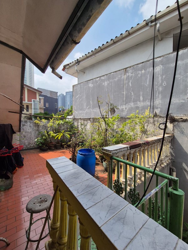 Dijual rumah lama terawat bebas banjir , lokasi bagus dibelakang Setiabudi One cocok untuk hunian atau kos2an