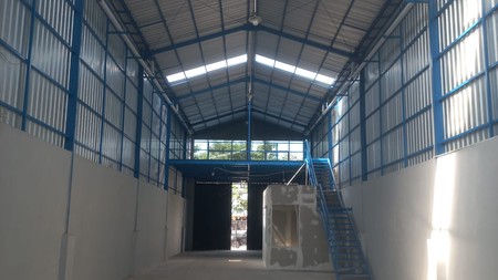 DISEWAKAN GUDANG BARU RAYA MANUKAN KULON STRATEGIS