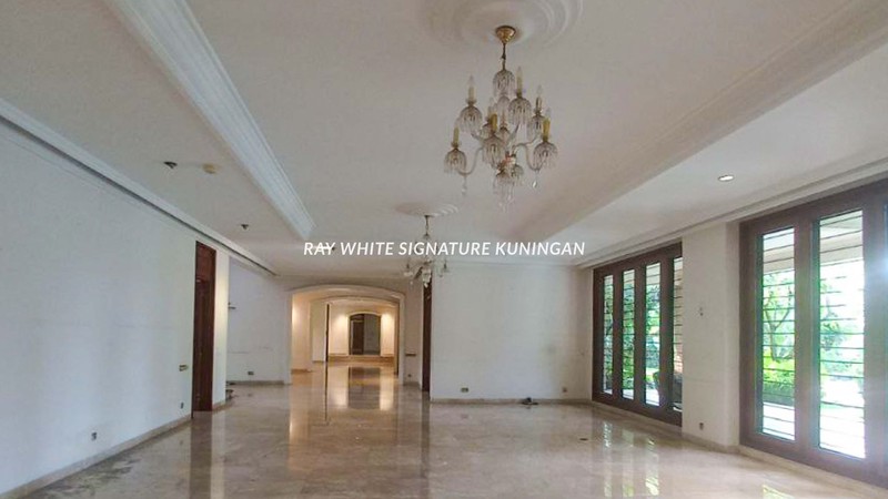 Rumah Mewah Lahan Besar di Jl Sekolah Kencana Lokasi Premium
