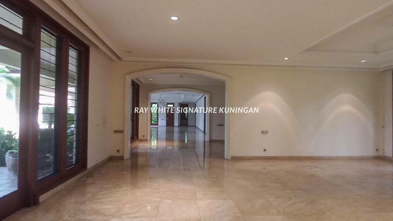 Rumah Mewah Lahan Besar di Jl Sekolah Kencana Lokasi Premium