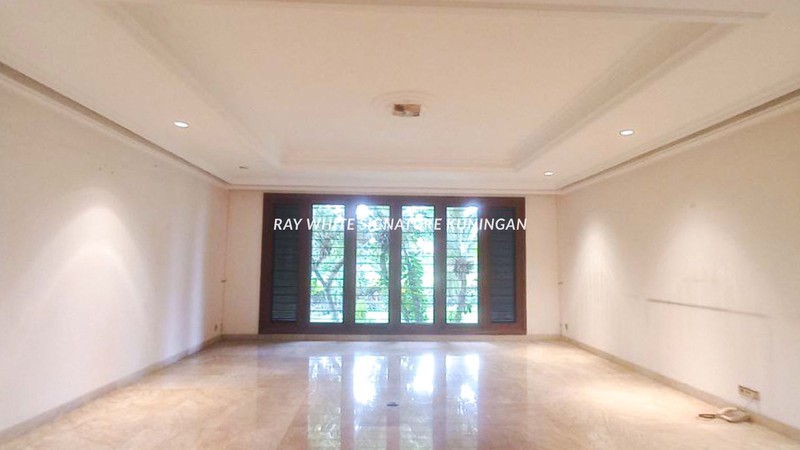Rumah Mewah Lahan Besar di Jl Sekolah Kencana Lokasi Premium