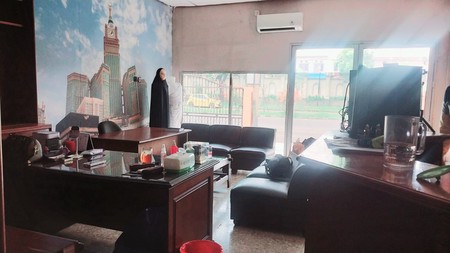 Dijual Rumah Besar dengan Halaman Luas di Jaka Permai, Bekasi Barat
