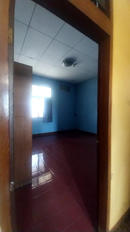 Dijual Rumah Besar dengan Halaman Luas di Jaka Permai, Bekasi Barat