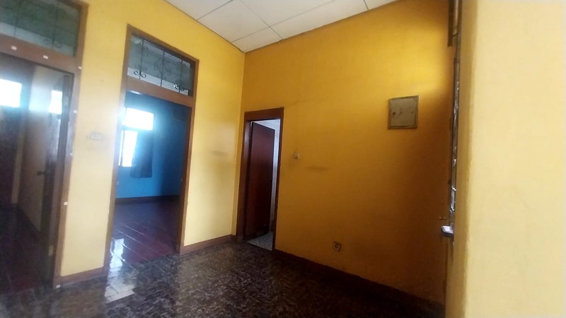Dijual Rumah Besar dengan Halaman Luas di Jaka Permai, Bekasi Barat