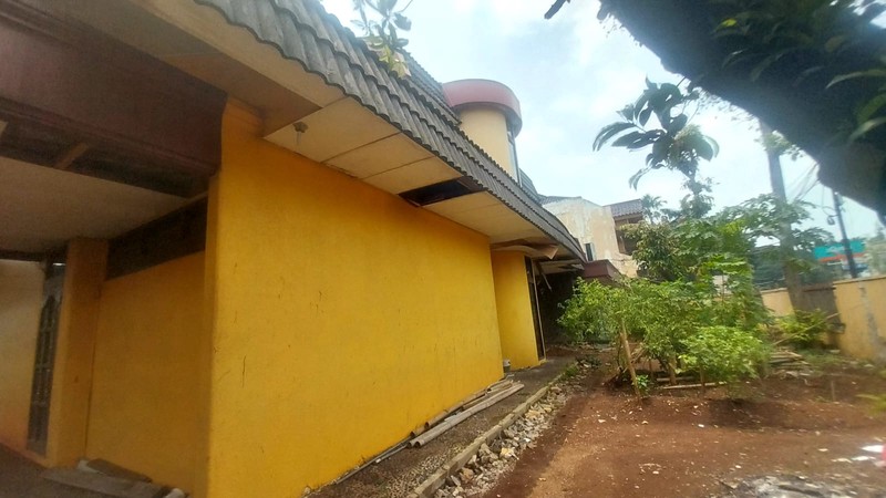 Dijual Rumah Besar dengan Halaman Luas di Jaka Permai, Bekasi Barat