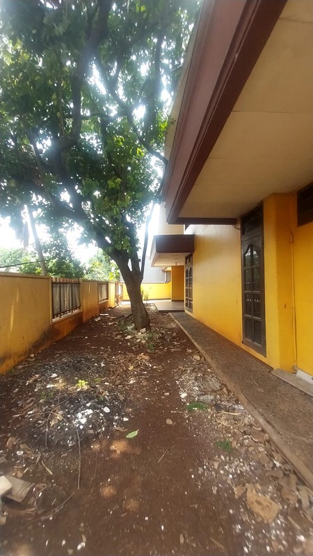 Dijual Rumah Besar dengan Halaman Luas di Jaka Permai, Bekasi Barat