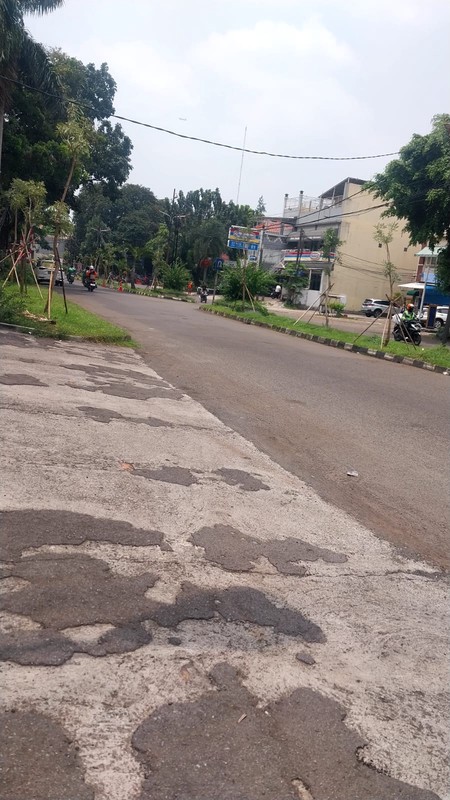 Dijual Rumah Besar dengan Halaman Luas di Jaka Permai, Bekasi Barat