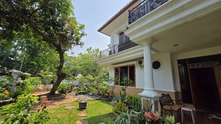 Rumah kayu putih hoek, bebas banjir, jln lebar, prk 8 Mobil, jaktim
