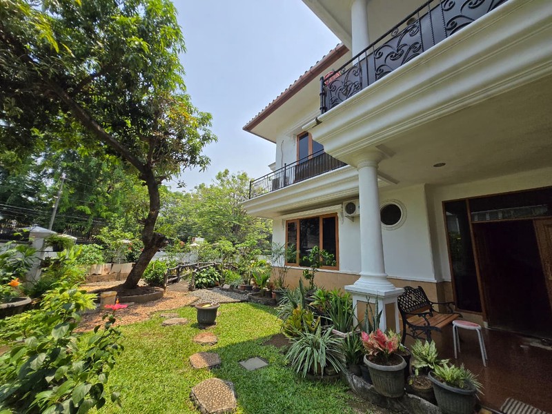 Rumah kayu putih hoek, bebas banjir, jln lebar, prk 8 Mobil, jaktim