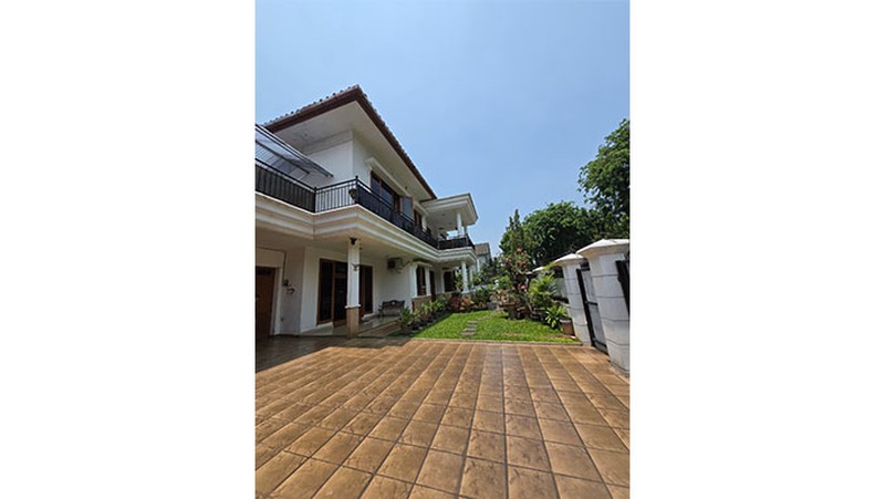 Rumah kayu putih hoek, bebas banjir, jln lebar, prk 8 Mobil, jaktim