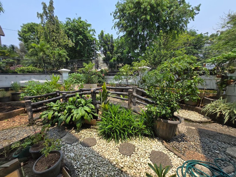 Rumah kayu putih hoek, bebas banjir, jln lebar, prk 8 Mobil, jaktim